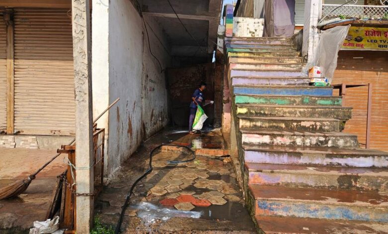 मुखर्जी परिसर शौचालय पर उठे सवाल, सफाई व्यवस्था पर व्यापारी नाराज़