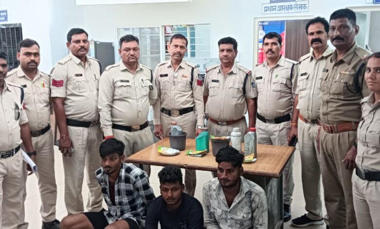 बुजुर्ग महिला से जेवर साफ करने के बहाने ठगी करने वाले तीन आरोपी गिरफ्तार