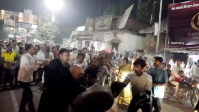 बाजार में दीवाली की गुंज के बीच भीषण झड़प — दो घायल, लोग दहशत में घर लौटे