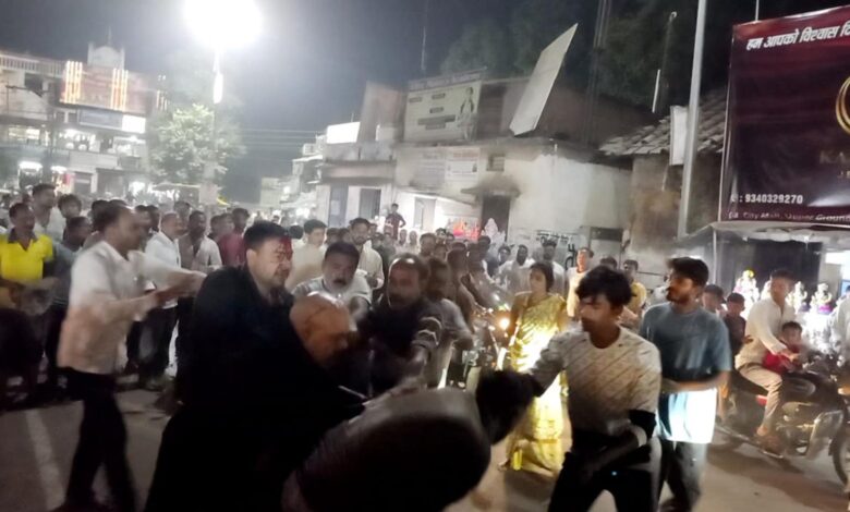 बाजार में दीवाली की गुंज के बीच भीषण झड़प — दो घायल, लोग दहशत में घर लौटे